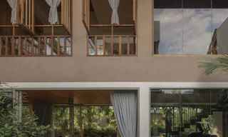 Nhà 2 tầng bằng gỗ và kính tổ chức không gian quanh hồ nước