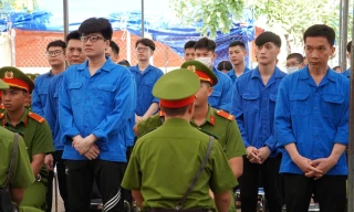 Các bị cáo taị phiên toà.