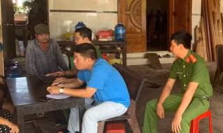 Người vợ bàng hoàng khi phát hiện chồng tử vong với con dao cắm trên ngực 
