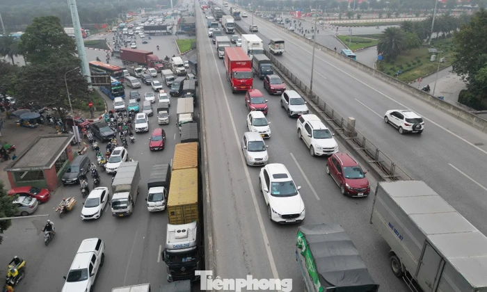 Đường trên cao tắc từ sáng đến tối do nhiều xe tải 'né' đường cấm