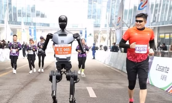 Trung Quốc: Robot và người chạy đua