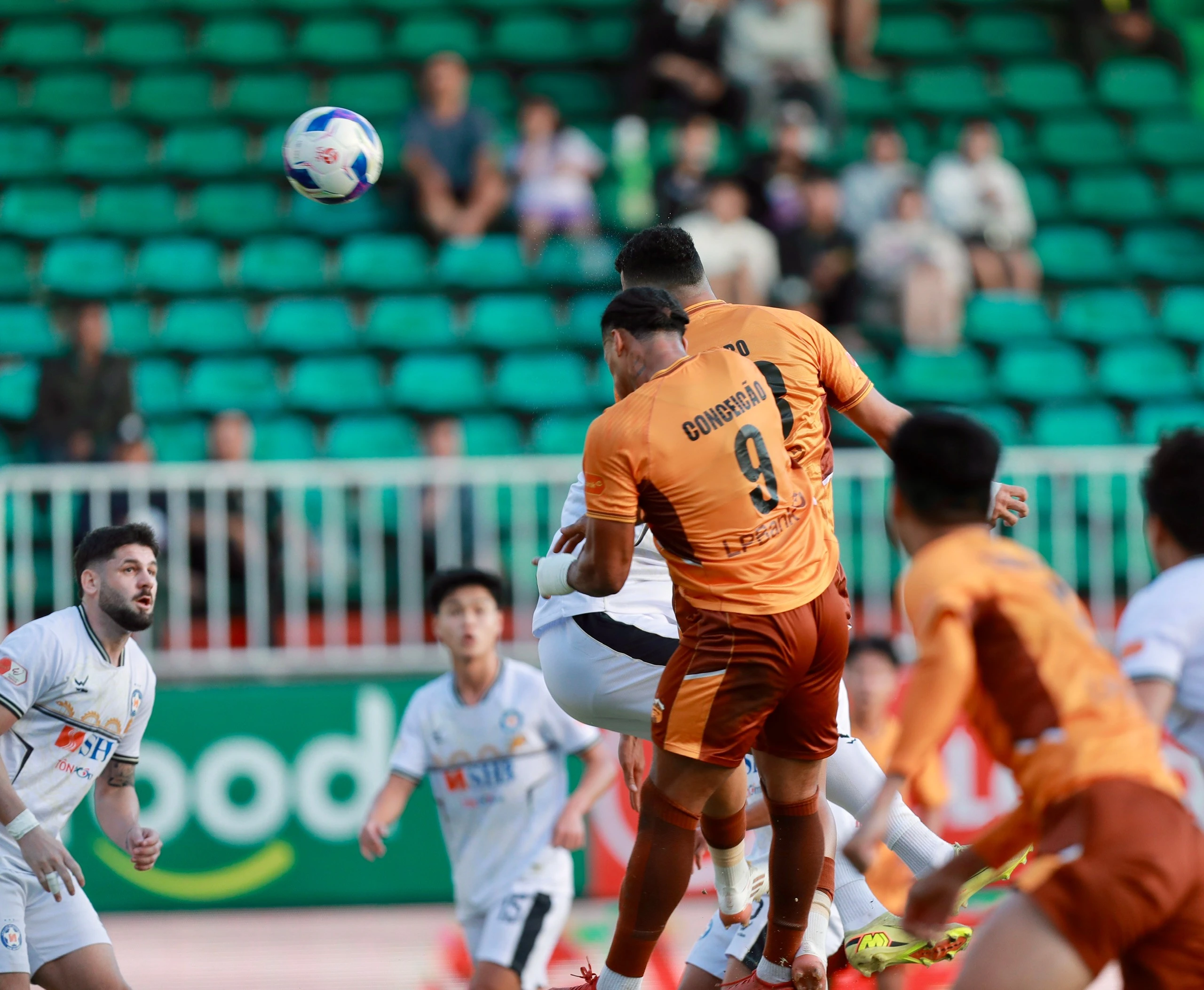 HAGL tìm lại ánh hào quang, V.League đối mặt thách thức sức hút khán giả