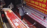 Truy tìm đối tượng cầm dao bầu cướp tiệm vàng ở Ninh Bình
