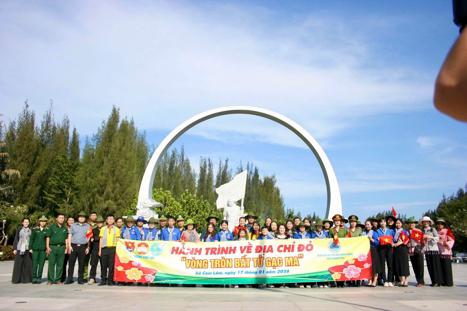 Đo&agrave;n c&ocirc;ng t&aacute;c d&acirc;ng hương tại Đ&agrave;i tưởng niệm Gạc Ma