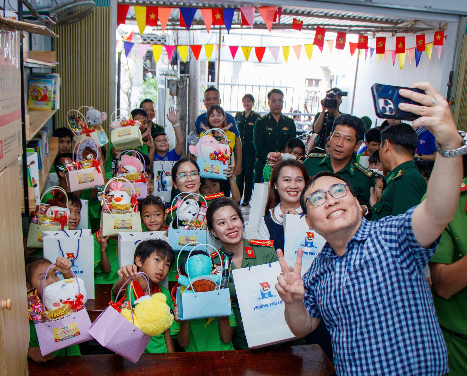 Đo&agrave;n thanh ni&ecirc;n Ph&uacute; Lợi trao qu&agrave; cho học sinh tại Kh&aacute;nh H&ograve;a