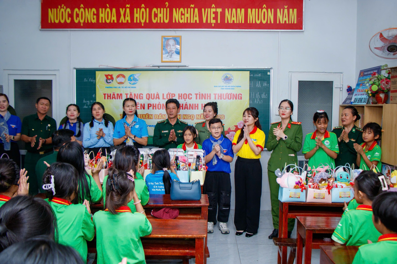 Đo&agrave;n thanh ni&ecirc;n Ph&uacute; Lợi trao m&aacute;y t&iacute;nh cho bi&ecirc;n ph&ograve;ng