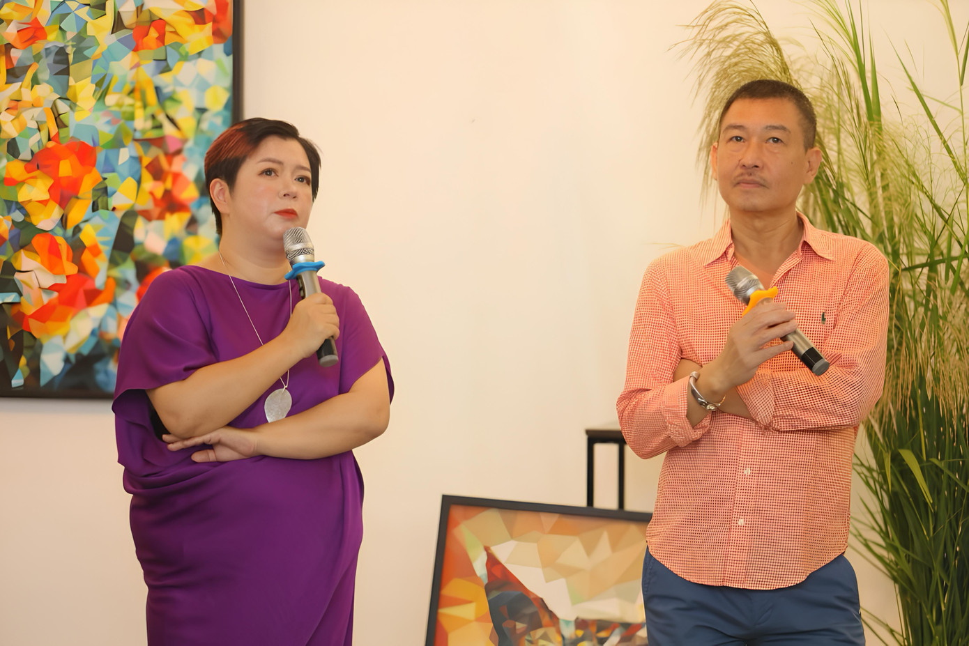 Họa sĩ Nguyễn Thu Thủy và họa sĩ Lê Thiết Cương trong triển lãm Lăng kính của Thuỷ vào 10/2022. Ảnh: NVCC. 4a12e756-d4f0-478f-bd03-cb4f5fefc1e4-1.jpg