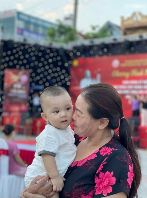 Bà Thêm chụp ảnh cùng cháu ngoại. Ảnh: NVCC. cmhnnn.jpg