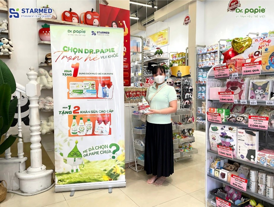 Nhiều phụ huynh chủ động mua sớm để không bỏ lỡ ưu đãi chăm con mùa nắng nóng. cmhqc2.jpg