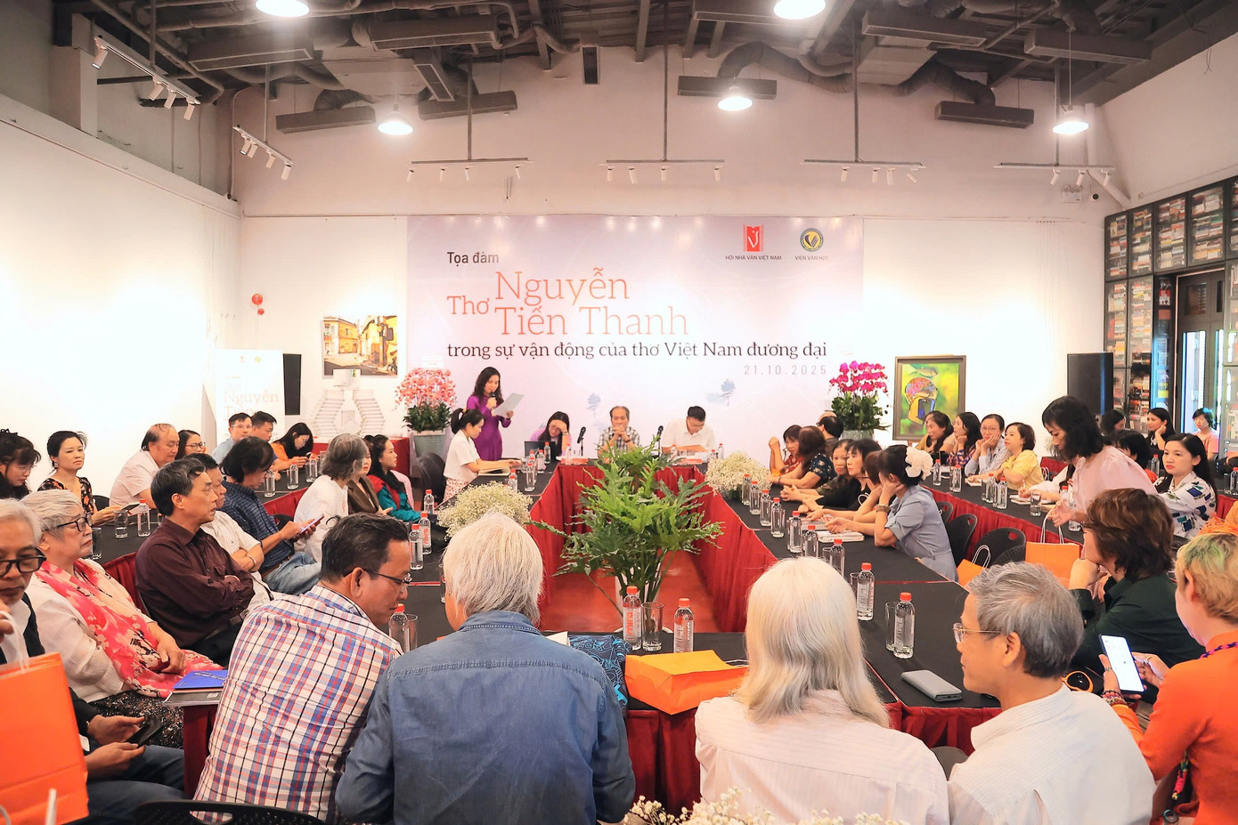 Tọa đàm Thơ Nguyễn Tiến Thanh trong sự vận động của thơ Việt Nam đương đại do Hội Nhà văn Việt Nam phối hợp Viện Văn học tổ chức ngày 21/10 tại Hà Nội.