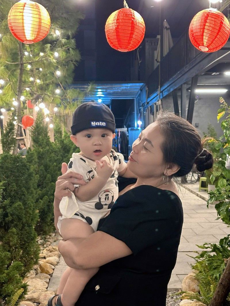 Bà Thêm hết lòng yêu thương con cháu. Ảnh: NVCC. anh-3-2658.jpg