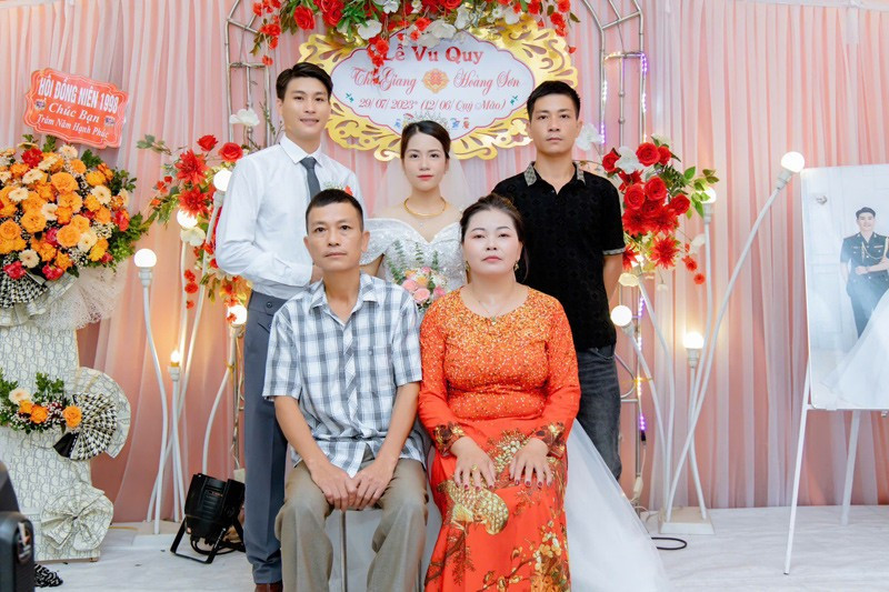 Vợ chồng Giang chụp ảnh cùng bố, mẹ kế và anh trai trong ngày cưới. Ảnh: NVCC. anh-1-2656.jpg