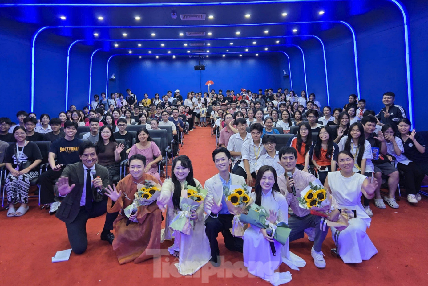 Dàn diễn viên Mắt biếc chụp ảnh với khán giả. matbiec4-304-6156.jpg