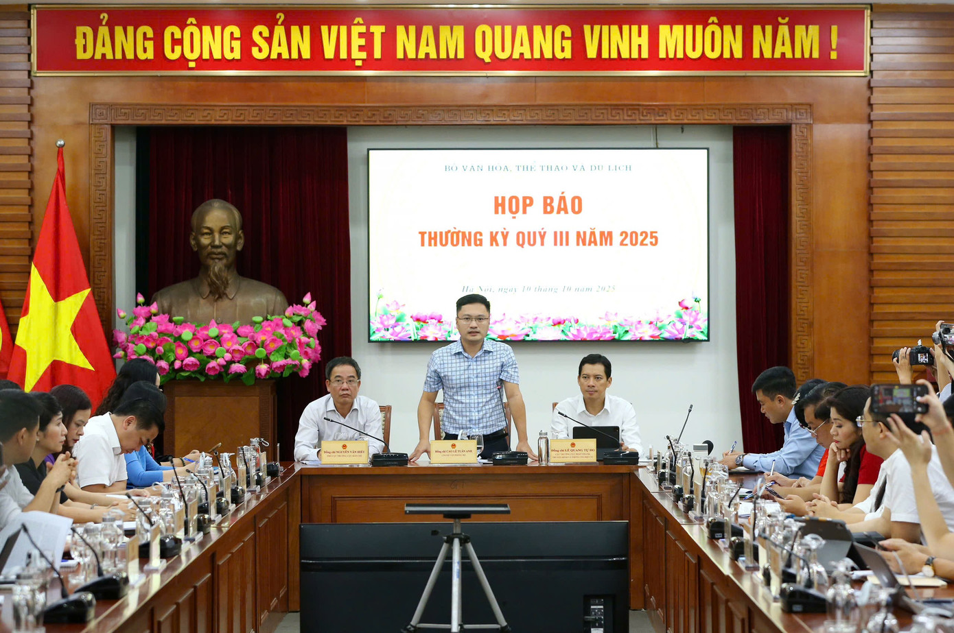 Họp báo thường kỳ của Bộ VHTTDL được tổ chức chiều 10/10 tại Hà Nội. Ảnh: Trần Huấn. z7102335566316-08a2a03f4617dc88edeec1f9e2f6026d.jpg