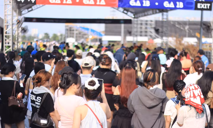 Biển người đổ về Vạn Phúc