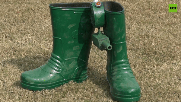 Độc đáo đôi giày chiến đấu thông minh của nhà khoa học trẻ Ấn Độ