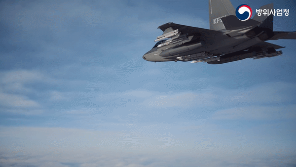 Hàn Quốc hé lộ hình ảnh tiêm kích KF-21 Boramae, đối thủ của Su-75 Nga