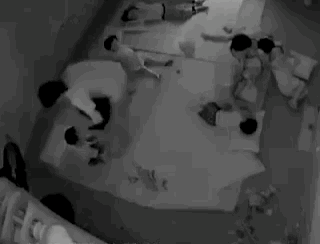 Bảo mẫu dùng túi nilon bịt đầu bé trai 27 tháng tuổi rồi đánh - Ảnh: Cắt từ clip Bảo mẫu dùng túi nilon bịt đầu bé trai 27 tháng tuổi rồi đánh - Ảnh: Cắt từ clip