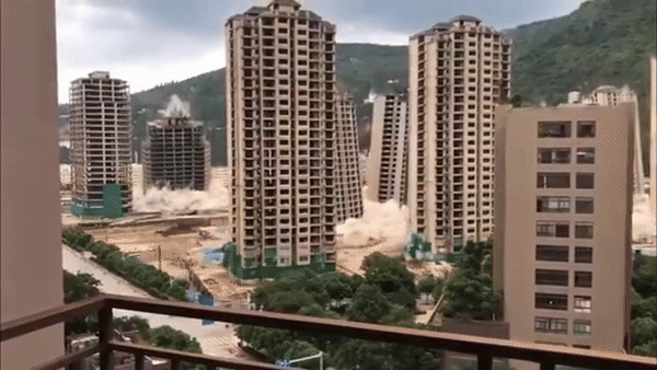 Khoảnh khắc 15 tòa nhà cao tầng bị đánh sập trong tích tắc