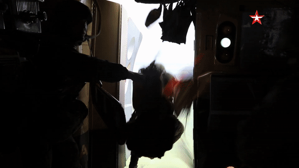 Lính dù Nga đổ bộ rợp trời