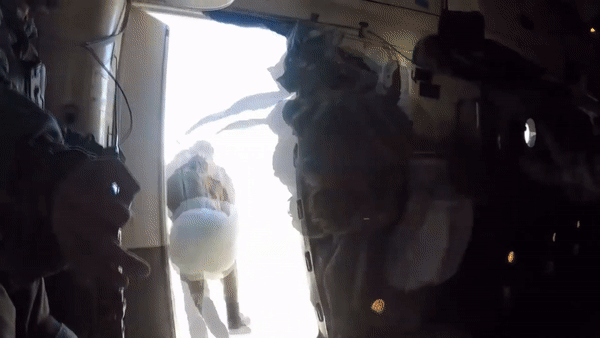 Xem hơn 1000 lính nhảy dù Nga đổ bộ ngợp trời