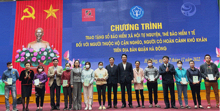 Lãnh đạo quận, Bảo hiểm Xã hội Thành phố trao tặng sổ BHXH tự nguyện, thẻ BHYT cho người có hoàn cảnh khó khăn. Ảnh: Báo Tuổi trẻ Lãnh đạo quận, Bảo hiểm Xã hội Thành phố trao tặng sổ BHXH tự nguyện, thẻ BHYT cho người có hoàn cảnh khó khăn. Ảnh: Báo Tuổi trẻ