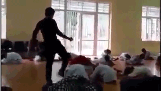 Hình ảnh người huấn luyện viên “khởi động” cho các võ sinh nhỏ trước khi lên sân khấu biểu diễn.