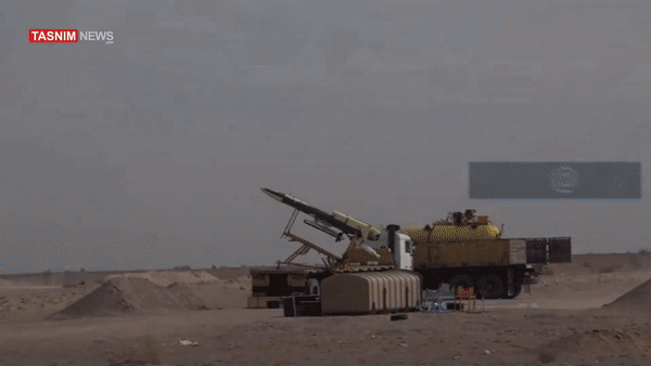 Iran khoe loạt máy bay không người lái trang bị bom và tên lửa