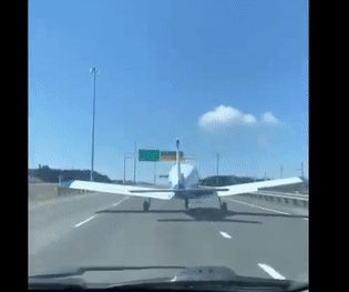 Máy bay hạ cánh khẩn giữa cao tốc đông đúc ở Canada