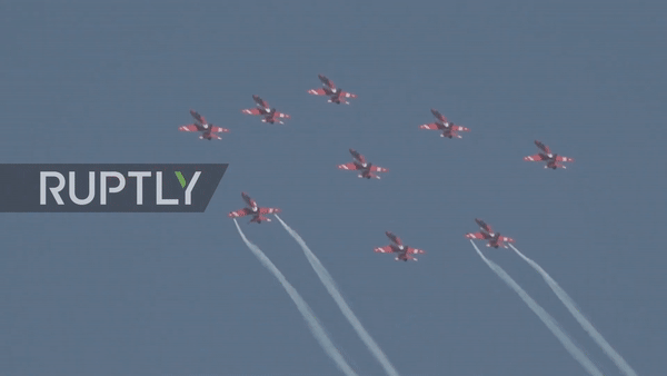 Xem màn máy bay nhào lộn ấn tượng tại triển lãm hàng không quốc tế Aero India 2021