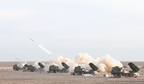 Trung Quốc rầm rộ khoe sức mạnh quân sự giáp biên giới Ấn Độ