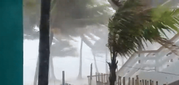 Bão lớn càn quét Philipines đúng Giáng sinh, giết chết 16 người