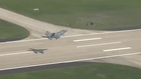 Trong khi chiếc máy bay phản lực này được chế tạo và đang được thử nghiệm ở Hàn Quốc, Indonesia đã cung cấp 20% tài chính để sản xuất nó. Khi nó được công bố vào tháng 4 năm 2021, Tổng thống Hàn Quốc lúc đó là Moon Jae-in cho biết đất nước sẽ có 40 máy bay phản lực sẵn sàng chiến đấu vào năm 2028, với khoảng 120 máy bay sẵn sàng vào năm 2032. Dự kiến sẽ có 2000 chuyến bay thử nghiệm được thực hiện vào năm 2026, sau đó nó sẽ đi vào sản xuất hàng loạt.