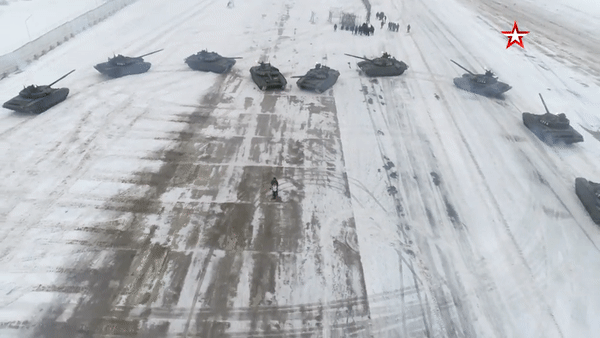 Sĩ quan Nga xếp xe tăng hình tim cầu hôn bạn gái ngày Valentine