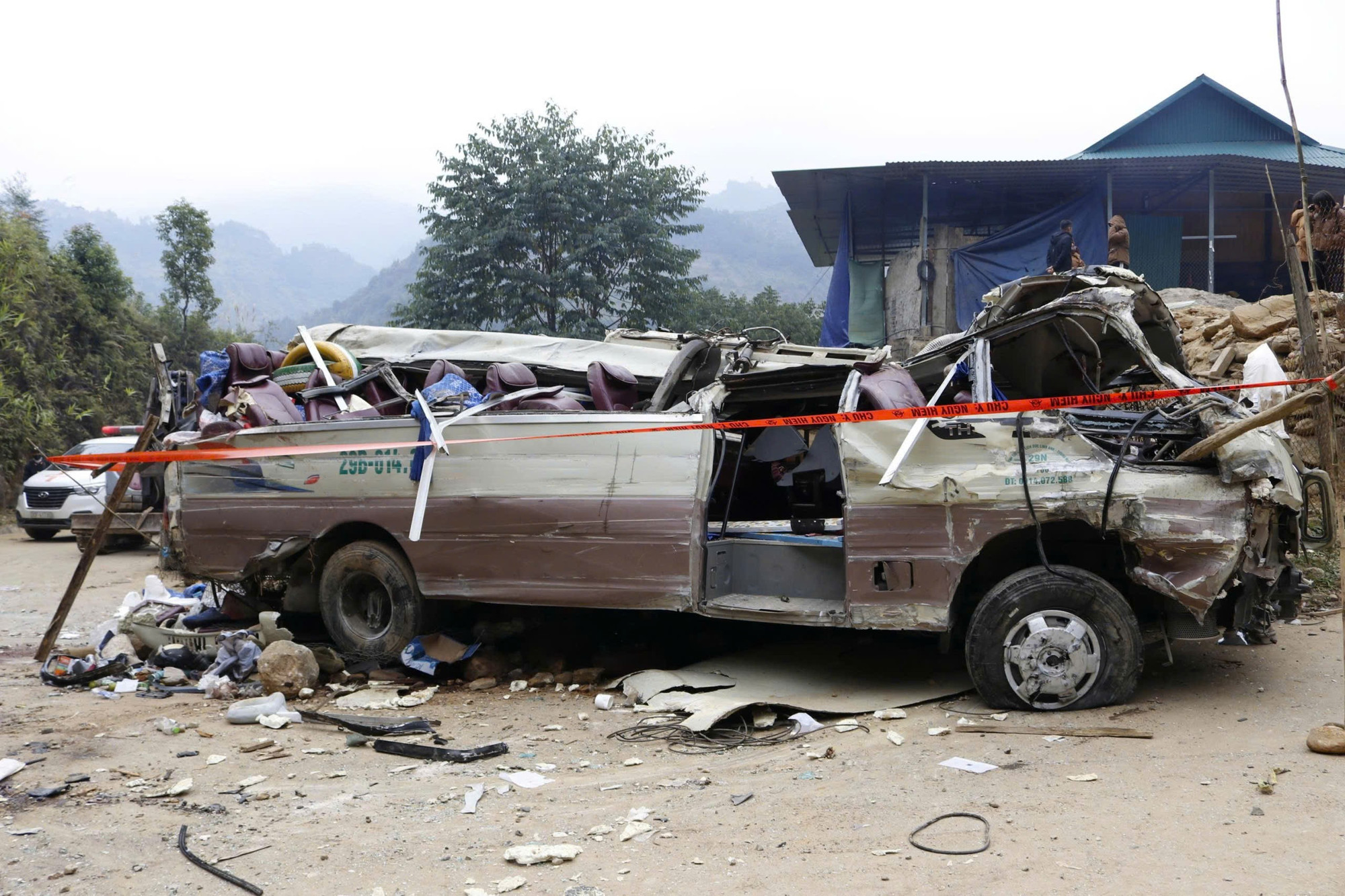 Lãnh đạo tỉnh Lào Cai trực tiếp chỉ đạo tại hiện trường vụ lật xe của đoàn thiện nguyện khiến 9 người tử vong | Báo điện tử Tiền Phong