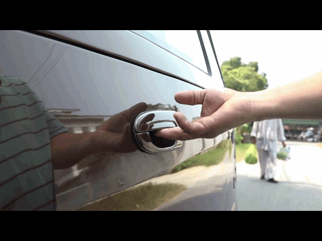 Ô tô điện tự chế của thợ Việt lên báo Tây