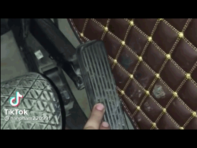 Lắp thảm không đúng cách có thể gây kẹt chân ga thế nào?