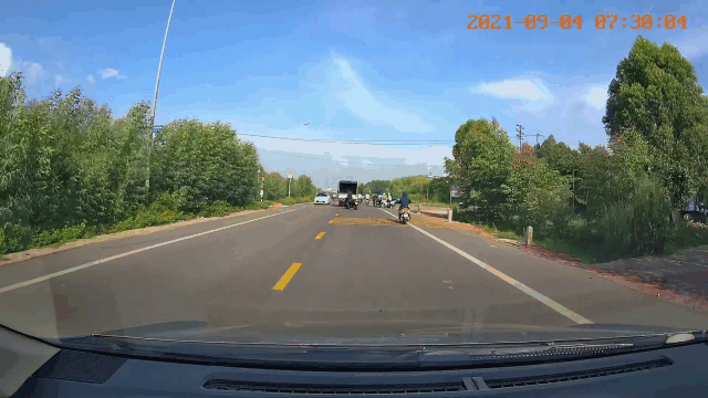 Suýt va chạm giao thông, chủ xe Kia Morning nổi đoá