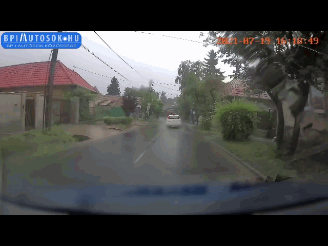 Chèn vào nắp cống để kênh, xe ô tô bị hỏng động cơ