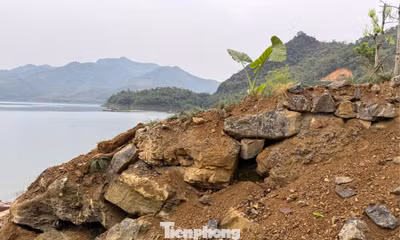 Vụ bạt núi, lấn hồ du lịch quốc gia: Xã báo cáo tỉnh một đằng, thực tế lại một nẻo