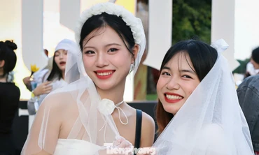 Fan nữ mặc váy cưới đến concert G-Dragon ở Hưng Yên