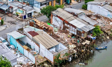 Người dân mưu sinh bên dãy nhà tạm bợ ven kênh Đôi, kênh Tẻ