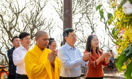 Phó Thủ tướng Mai Văn Chính cùng Phật tử thượng sơn Yên Tử