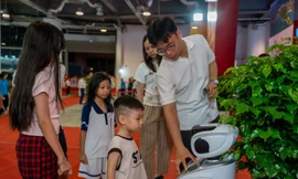 Quảng Ninh đưa AI, robot công nghệ giới thiệu thành tựu kinh tế 5 năm