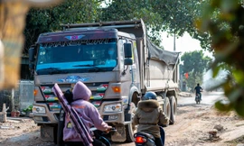 Xe tải chở đất chạy quần thảo trên đường dân sinh ở Quảng Ninh