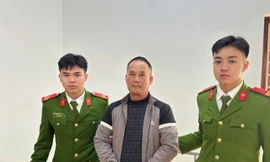 Đối tượng Đoàn Văn Sáng (áo xám) tại Cơ quan Công an.