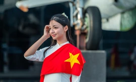 Du khách đến bảo tàng Quảng Ninh chụp ảnh cùng tên lửa, máy bay