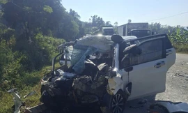 Chiếc xe Avanza bị biến dạng hoàn toàn phần đầu sau vụ va chạm. Ảnh: DVCC.