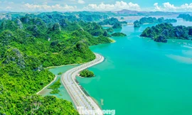 Ngắm vịnh Bái Tử Long từ tuyến đường bao biển đẹp nhất Việt Nam