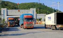 Hàng hóa xuất nhập khẩu với Trung Quốc qua các cửa khẩu thuộc tỉnh Lạng Sơn tăng cao. Ảnh: H.N.